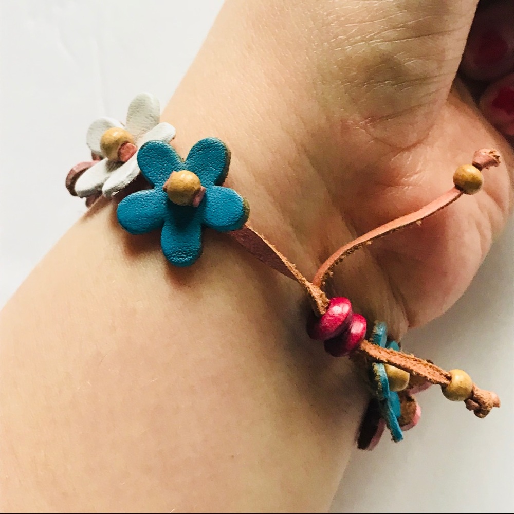 Adjustable flower bracelet - Picture 3 of 8